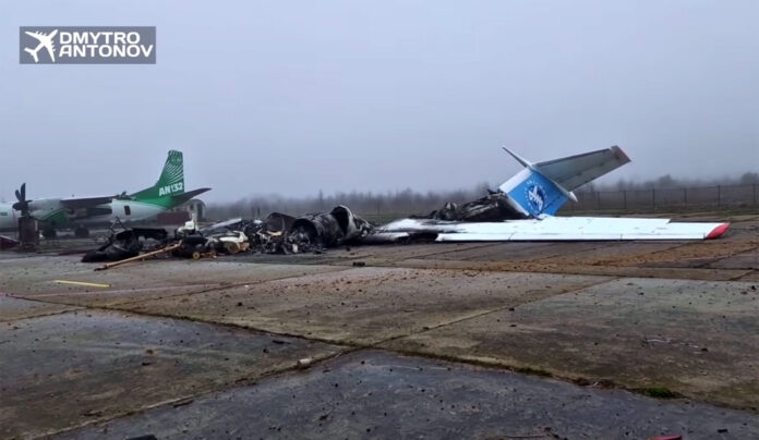 Сожженный Ан-74 и поврежденный Ан-132 - последствия российской оккупации аэропорта Гостомель