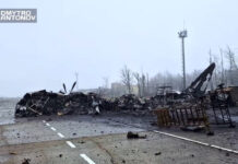 Остатки самолета Ан-26 "Авиалиний Антонова" на аэродроме Гостомель