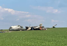 Обломки Ан-26, который упал под Запорожьем. Сзади видно оборванные ЛЭП