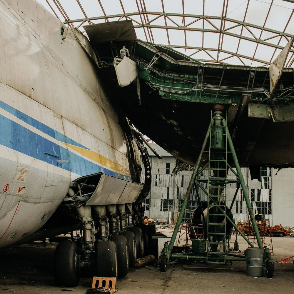 Домкрат підтримує пошкоджене крило Ан-225 Мрія