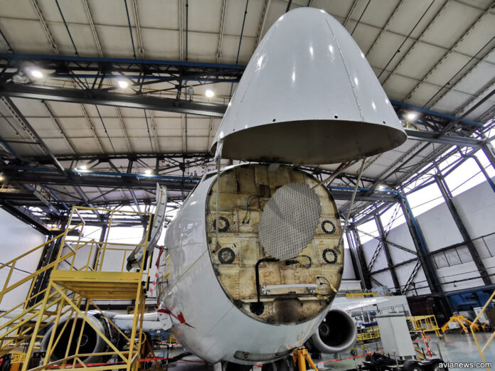 Техніки відкрили ніс Boeing 737 для технічного обслуговування
