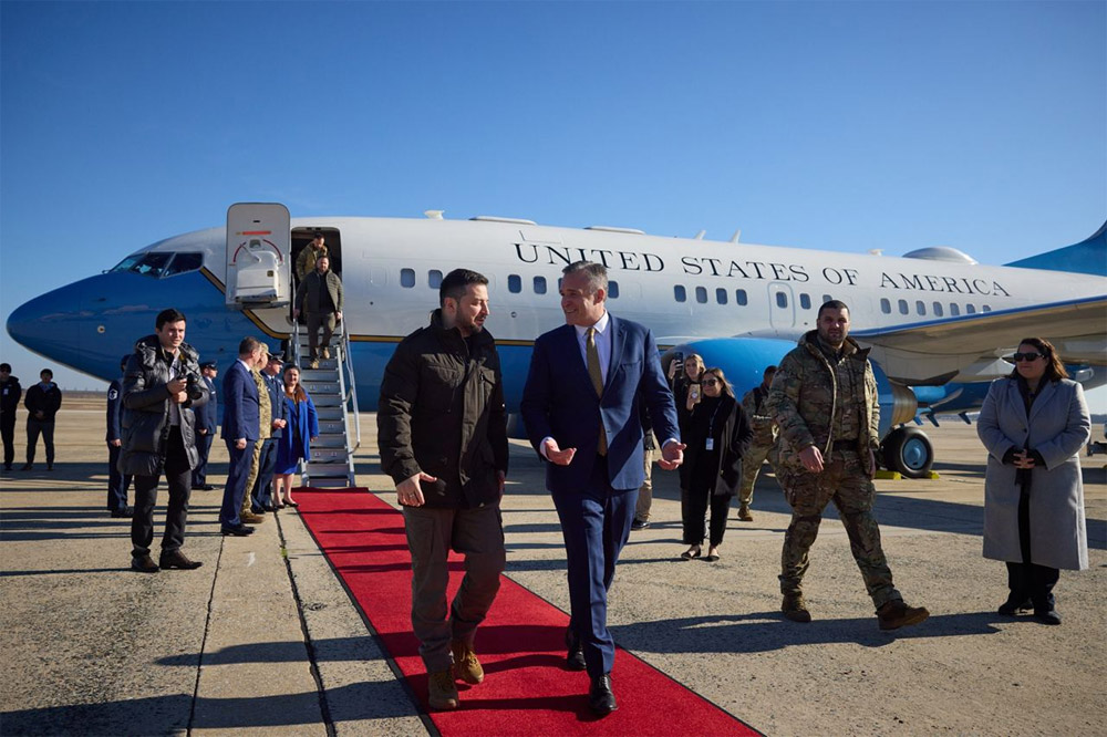 Президент України Володимир Зеленський вийшов з літака Boeing C-40B після приземлення в Вашингтоні