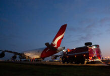 Пожежний автомобіль біля Airbus A380 Qantas в аеропорту Баку