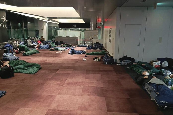 Пасажири Emirates сплять на підлозі в аеропорту Наріта