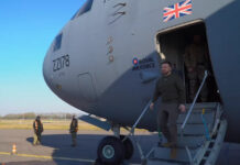 Президент України Володимир Зеленський виходить з літака Boeing C-17A Globemaster III в лондонському аеропорту Станстед