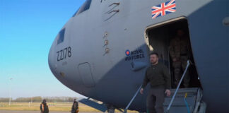 Президент України Володимир Зеленський виходить з літака Boeing C-17A Globemaster III в лондонському аеропорту Станстед