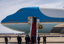 Президент США Джо Байден виходить із Air Force One
