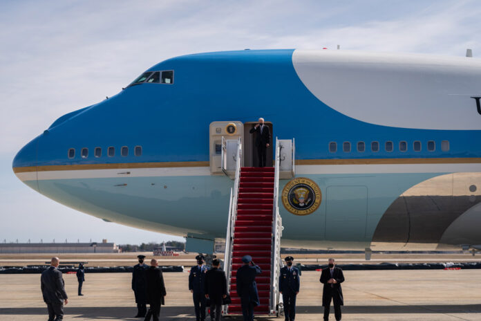 Президент США Джо Байден виходить із Air Force One