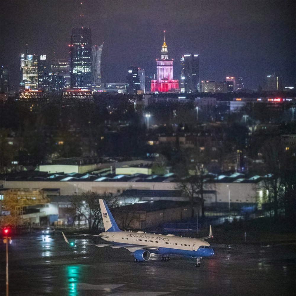 Літак VC-32A Air Force One на фоні хмарочосів у центрі Варшави