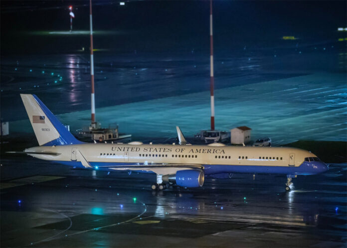 Літак VC-32A Air Force One, який привіз Джо Байдена з Жешува в Варшаву