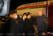 Олександр Лукашенко вийшов з президентського літака Boeing 767 в Пекіні