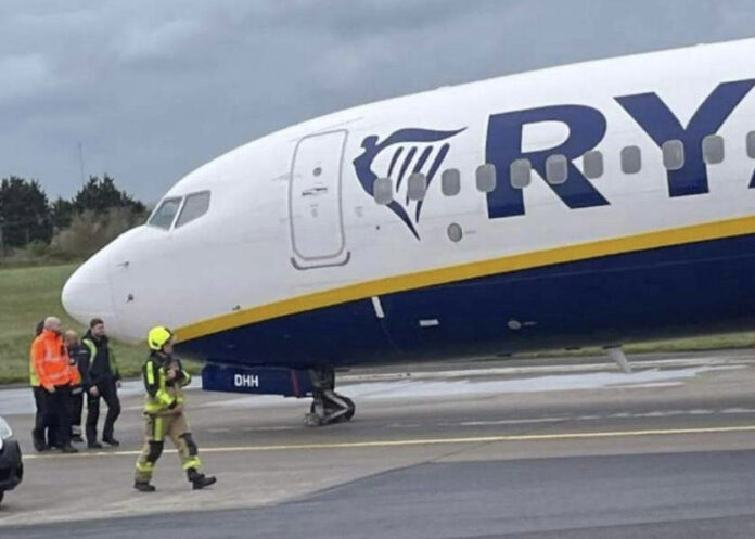 Поврежденная носовая стойка шасси Boeing 737-800 Ryanair. Аэропорт Дублин