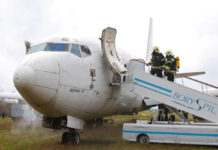 Тренировка пожарных в аэропорту Борисполь на настоящем самолете Boeing 737-200