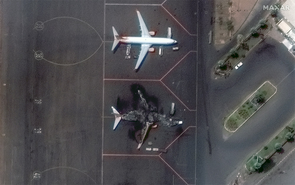 Обгоревшие обломки Boeing 737-800 SkyUp в аэропорту Хартума
