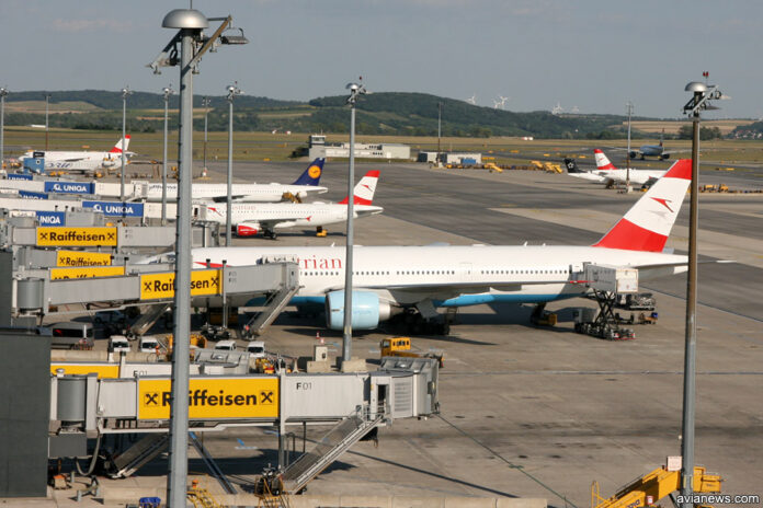 Самолеты Austrian Airlines в аэропорту Вена