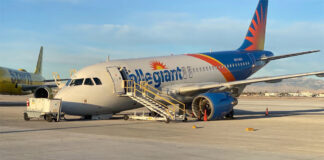 Airbus A319 Allegian в аэропорта Лас-Вегаса. носовая стойка шасси сложена