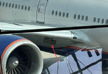 Boeing 777"Аэрофлота", на котором отсутствуют элементы обшивки полукрыла