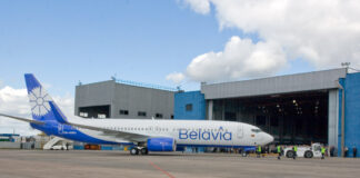 Boeing 737-800 Белавиа и ангар в аэропорту Минск