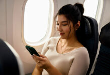 Пассажир использует Wi-Fi интернет в самолете