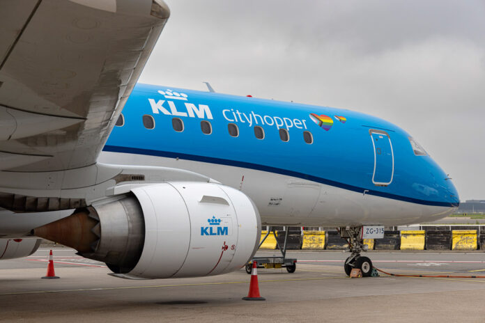 Самолет KLM с радугой