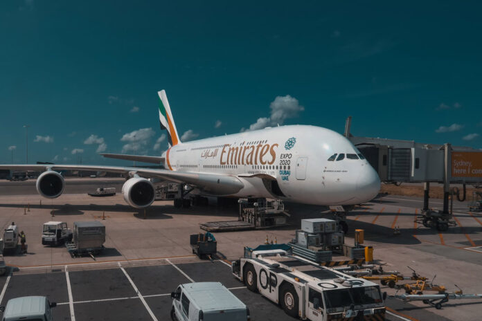 Airbus A380 Emirates в аэропорту у телетрапа