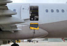 Аварийный выход за крылом на Airbus A321 Asiana Airlines, который в полете открыл пассажир. Виден участок, к которому крепился надувной трап