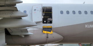 Аварийный выход за крылом на Airbus A321 Asiana Airlines, который в полете открыл пассажир. Виден участок, к которому крепился надувной трап
