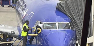 Пилот заползает в кабину Boeing 737 Southwest Airlines через форточку