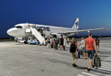 Пассажиры садятся в самолет Airbus A320 Flyone