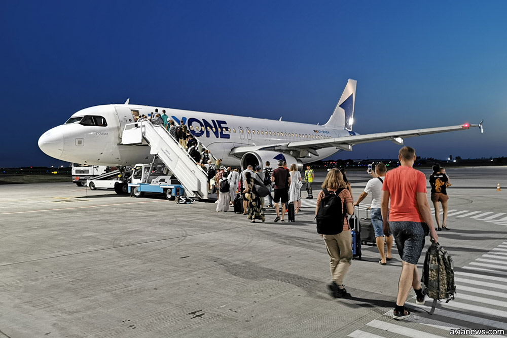 Пассажиры садятся в самолет Airbus A320 Flyone