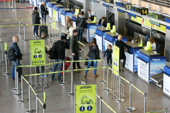 Регистрация пассажиров в аэропорту на рейс airBaltic