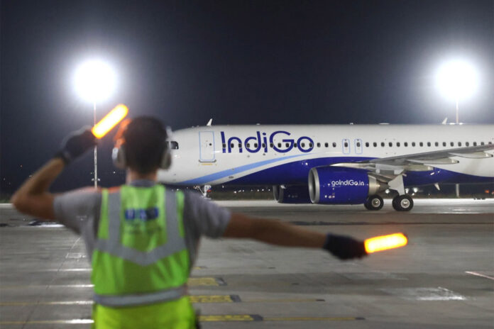 Airbus A320 IndiGo заруливает на стоянку.