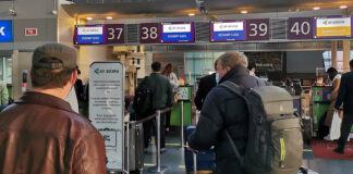 Регистрация пассажиров Air Astana и калибратор для проверки ручной клади