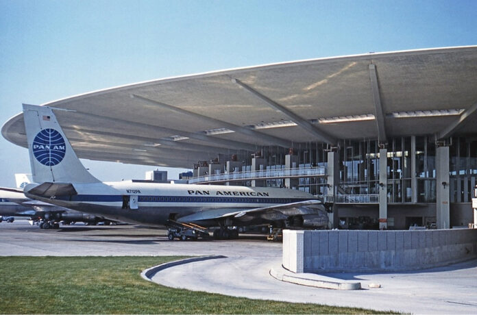 Boeing 707 Pan Am в аэропорту Нью-Йорка в 1961 году
