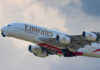 Airbus A380 Emirates взлетает