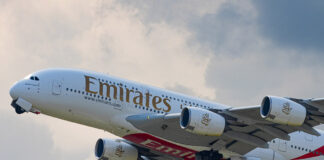 Airbus A380 Emirates взлетает