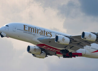 Airbus A380 Emirates взлетает