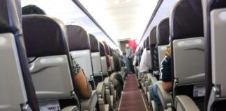 Finnair вернула в строй самолеты после неудачной чистки сидений Пассажиры в салоне самолета. Вид из прохода самолета