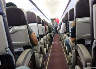 Finnair вернула в строй самолеты после неудачной чистки сидений Пассажиры в салоне самолета. Вид из прохода самолета