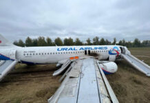 Airbus A320 с регистрацией RA-73805 после посадки на пшеничном поле в Новосибирской области