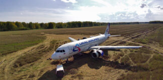 Airbus A320 RA-73805 "Уральских авиалиний" после посадки в поле