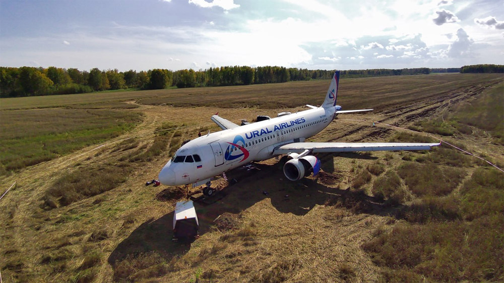 Airbus A320 RA-73805 "Уральских авиалиний" после посадки в поле