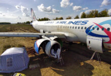 Инженеры осматривают двигатель Airbus A320 RA-73805 "Уральских авиалиний" после посадки в поле