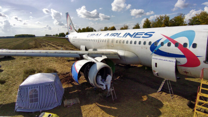 Инженеры осматривают двигатель Airbus A320 RA-73805 