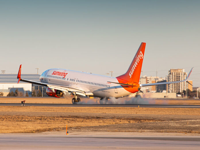 Дым от шасси Boeing 737 Sunwing во время посадки