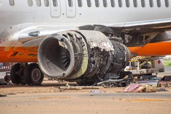 Поврежденный самолет Boeing 737-800 SkyUp в аэропорту Хартума