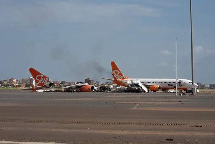 Поврежденные самолеты Boeing 737 SkyUp на стоянке в аэропорту Хартума, Судан