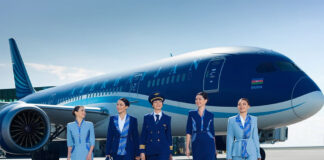 Летный экипаж AZAL на фоне самолета Boeing 787 авиакомпании