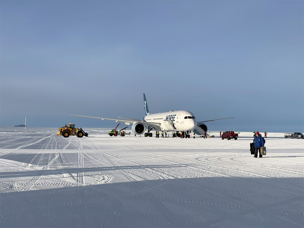Boeing 787-9 после посадки на ледяном аэродроме Troll Airfield в Антарктиде