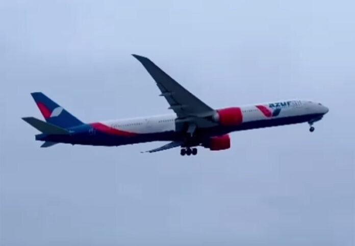 Взлет Boeing 777-300ER UR-AZR из аэропорта Борисполь 19 декабря 2023 года